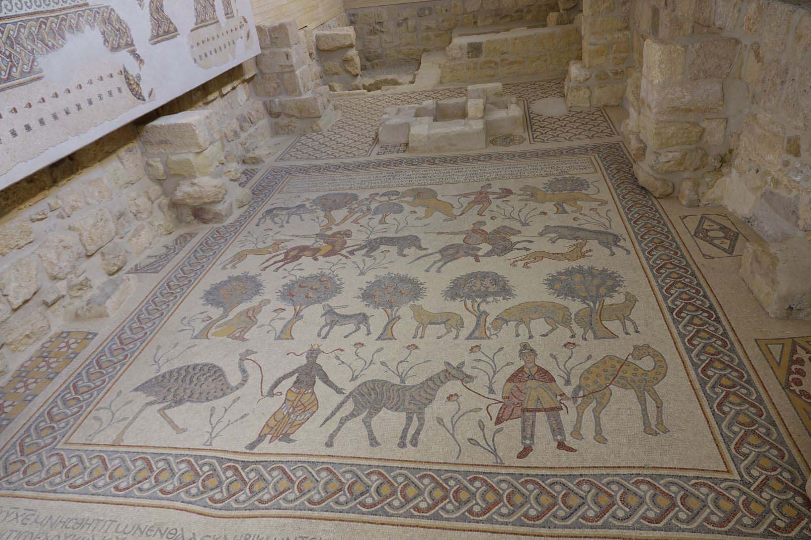 kirche mit mosaik-fussboden